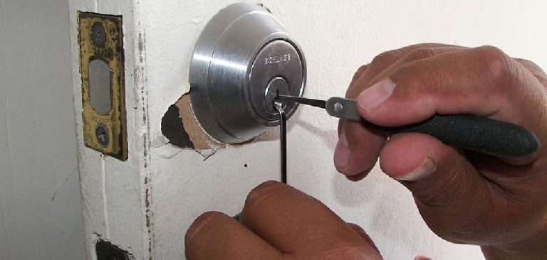 How to Pick a Door Lock With a Pen