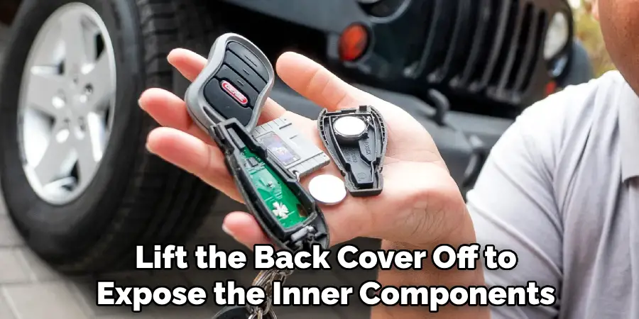  Lift the Back Cover Off to
Expose the Inner Components