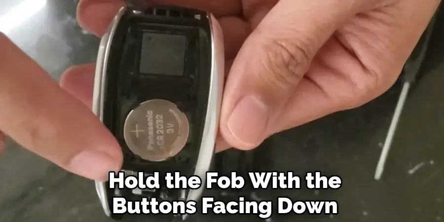 Hold the Fob With the
Buttons Facing Down
