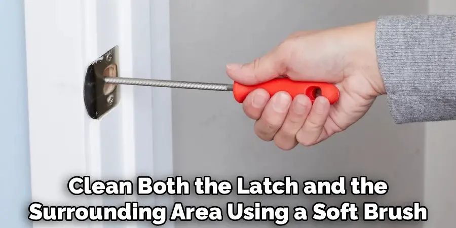 Clean Both the Latch and the
Surrounding Area Using a Soft Brush