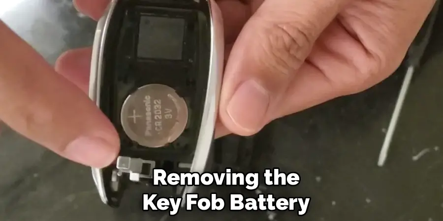 Removing the
Key Fob Battery