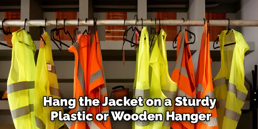 Hang the Jacket on a Sturdy
Plastic or Wooden Hanger